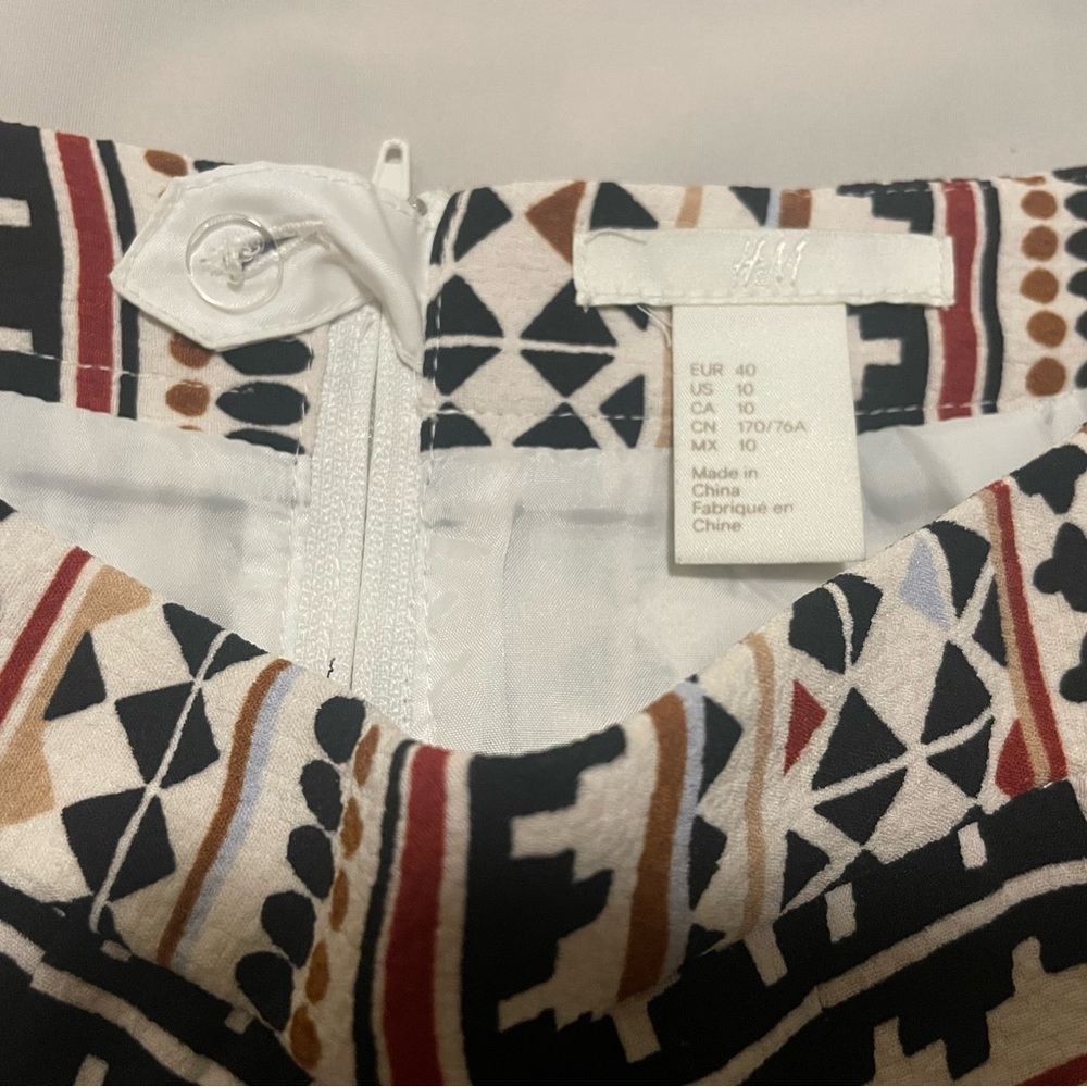 H&M Pleated Mini Skirt with Geometric Design - Size 10 - Picture 2 of 3